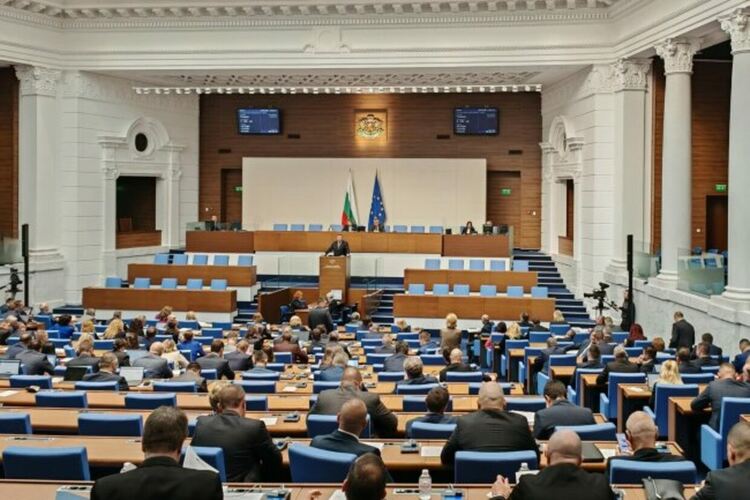 Работата на парламента започна със скандал