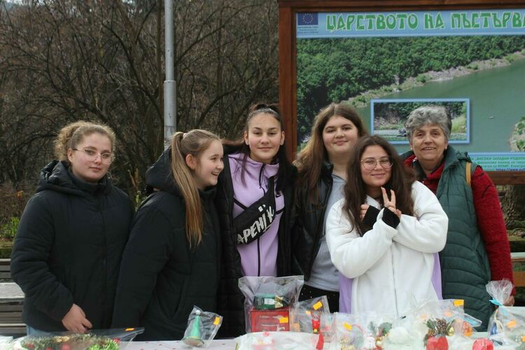 Ученици от Професионална гимназия по електротехника – Девин събраха близо 1 600 лв. на благотворителен коледен базар за децата