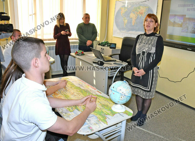 Откриха модерен кабинет по география и икономика в ПГТ „Александър Паскалев“ 