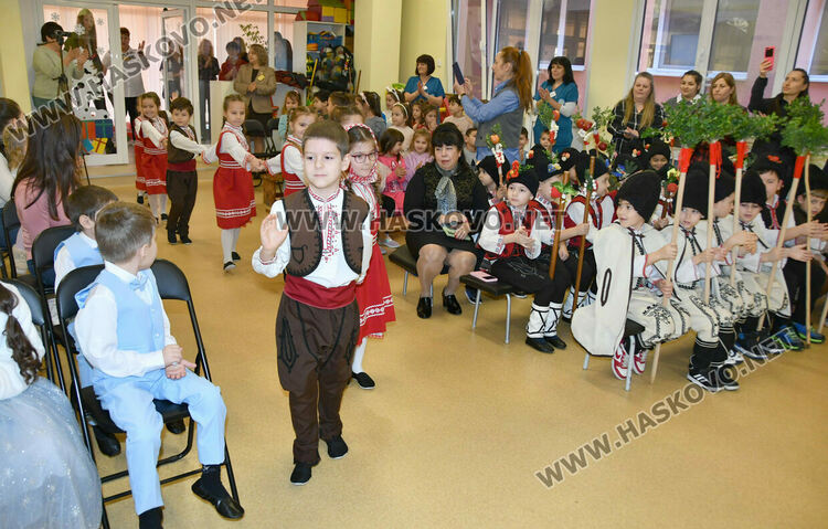 Първите коледарчета дойдоха в Хасково за фестивал „Коледарче“