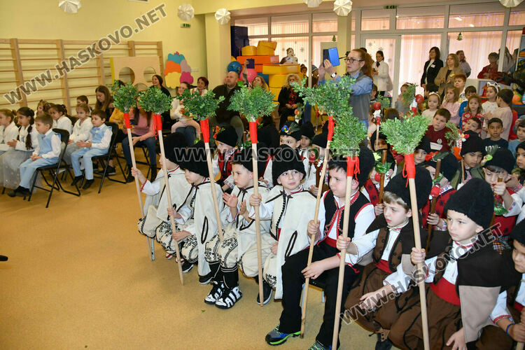 Първите коледарчета дойдоха в Хасково за фестивал „Коледарче“