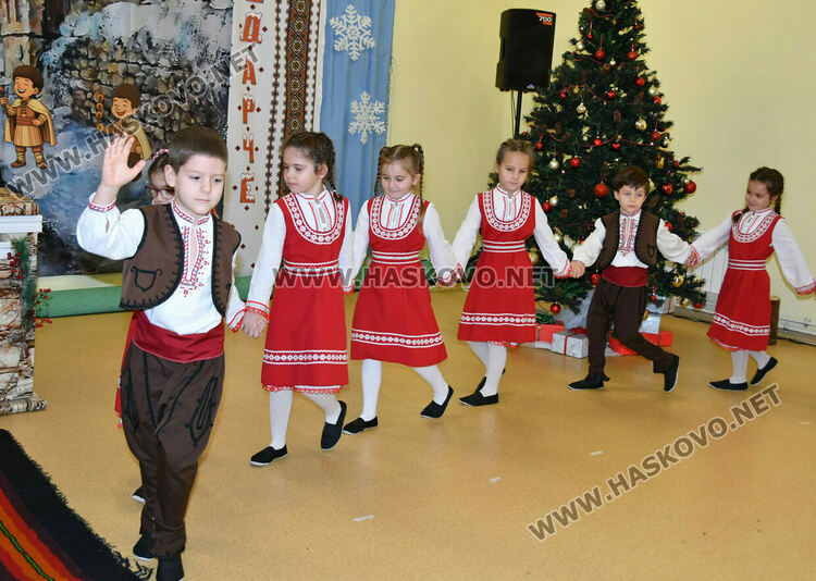 Първите коледарчета дойдоха в Хасково за фестивал „Коледарче“