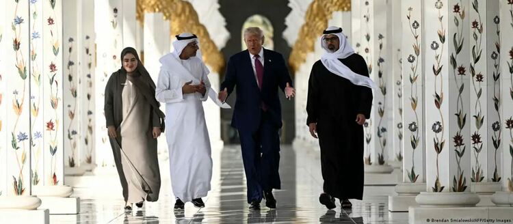 Първото чуждестранно пътуване на Доналд Тръмп по време на втория му мандат не беше до европейските съюзници, а до династичните владетели в Близкия изток, които го третираха като кралска особа
