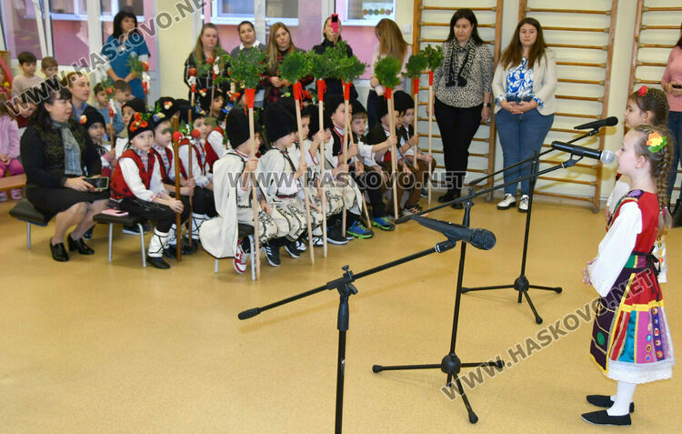 Първите коледарчета дойдоха в Хасково за фестивал „Коледарче“