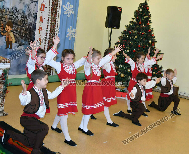 Първите коледарчета дойдоха в Хасково за фестивал „Коледарче“