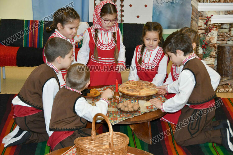 Първите коледарчета дойдоха в Хасково за фестивал „Коледарче“