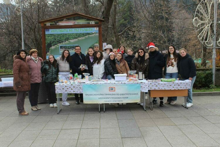 Ученици от Професионална гимназия по електротехника – Девин събраха близо 1 600 лв. на благотворителен коледен базар за децата