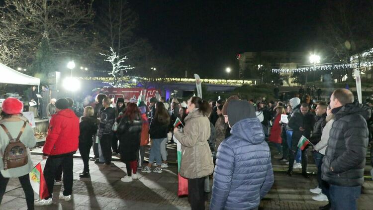 Граждани от различни поколения се включиха в протест в Смолян с искане за оставка на правителството 