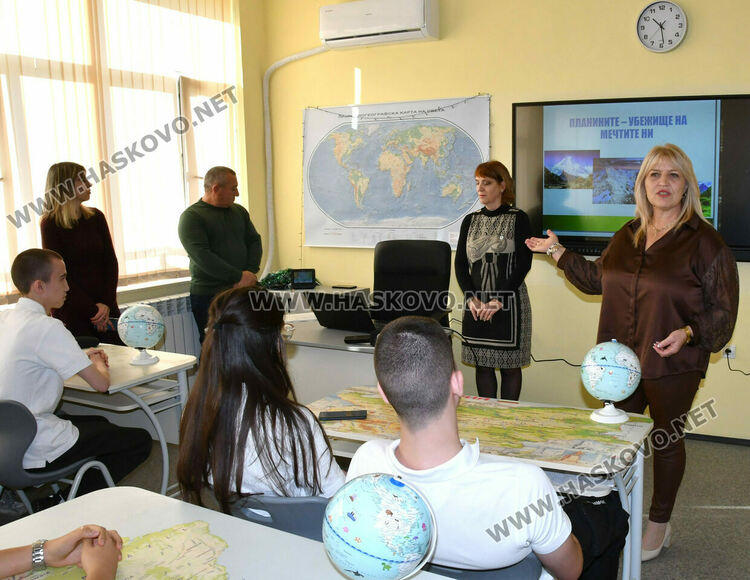 Откриха модерен кабинет по география и икономика в ПГТ „Александър Паскалев“ 