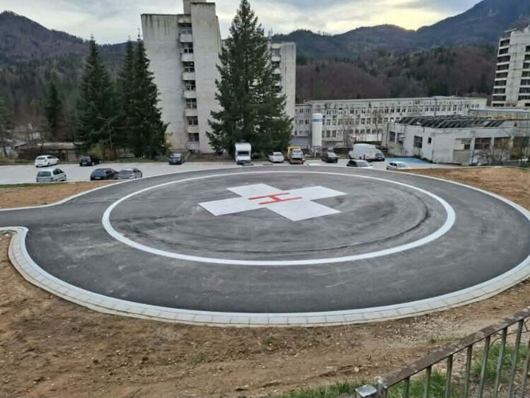 Завърши изграждането на новата хеликоптерна площадка към МБАЛ „Д-р Братан Шукеров“ – Смолян