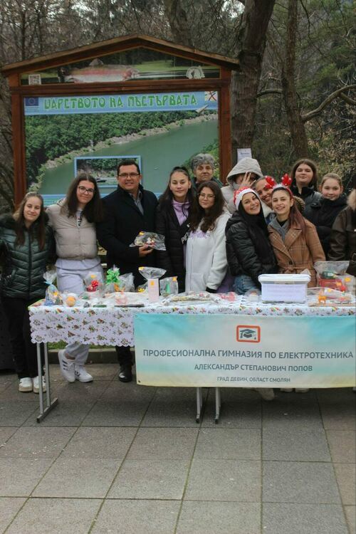 Ученици от Професионална гимназия по електротехника – Девин събраха близо 1 600 лв. на благотворителен коледен базар за децата