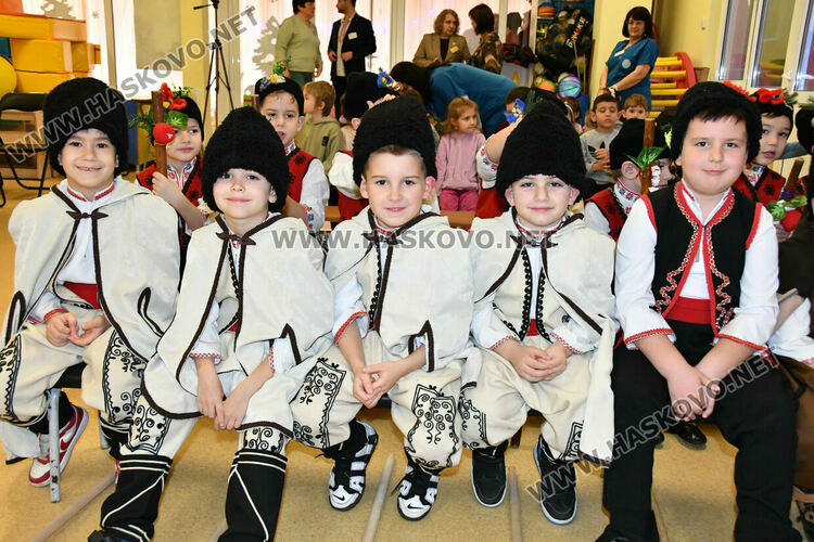 Първите коледарчета дойдоха в Хасково за фестивал „Коледарче“