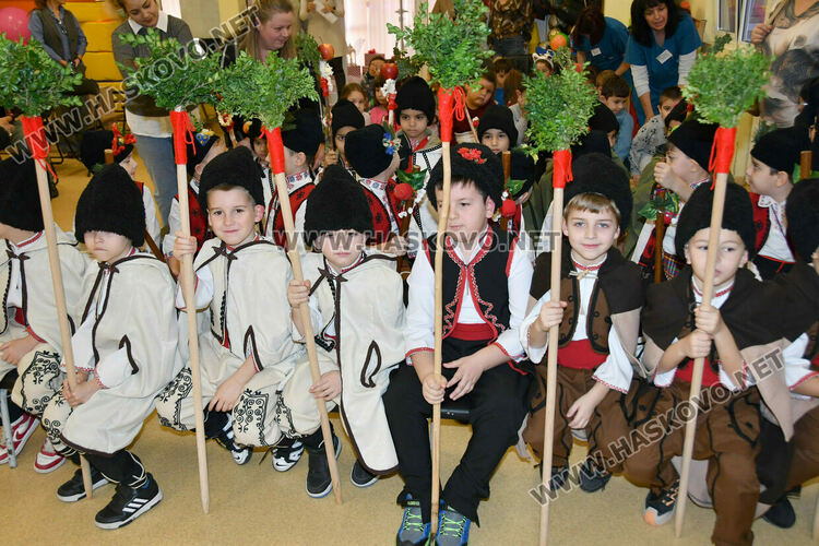 Първите коледарчета дойдоха в Хасково за фестивал „Коледарче“