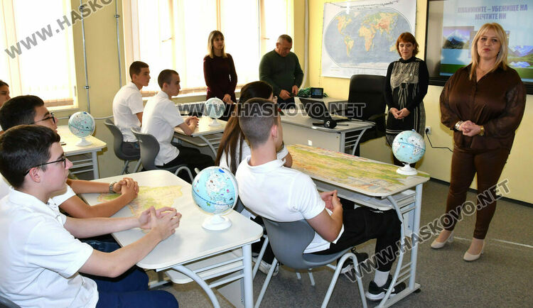 Откриха модерен кабинет по география и икономика в ПГТ „Александър Паскалев“ 
