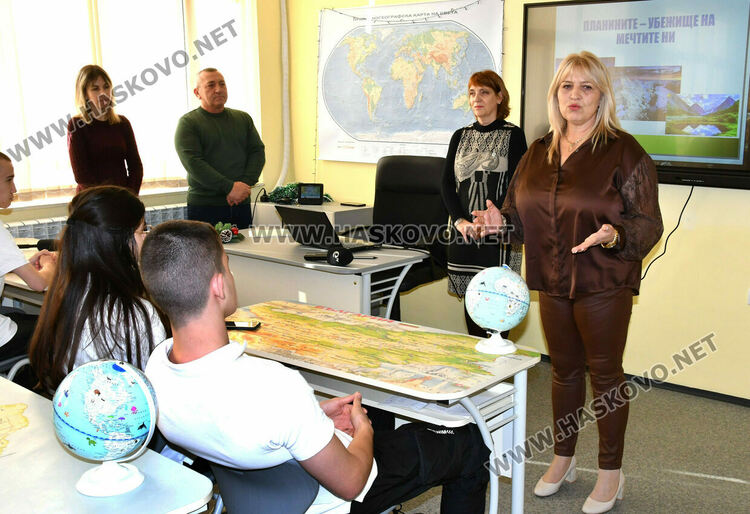 Откриха модерен кабинет по география и икономика в ПГТ „Александър Паскалев“ 