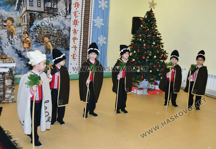 Първите коледарчета дойдоха в Хасково за фестивал „Коледарче“