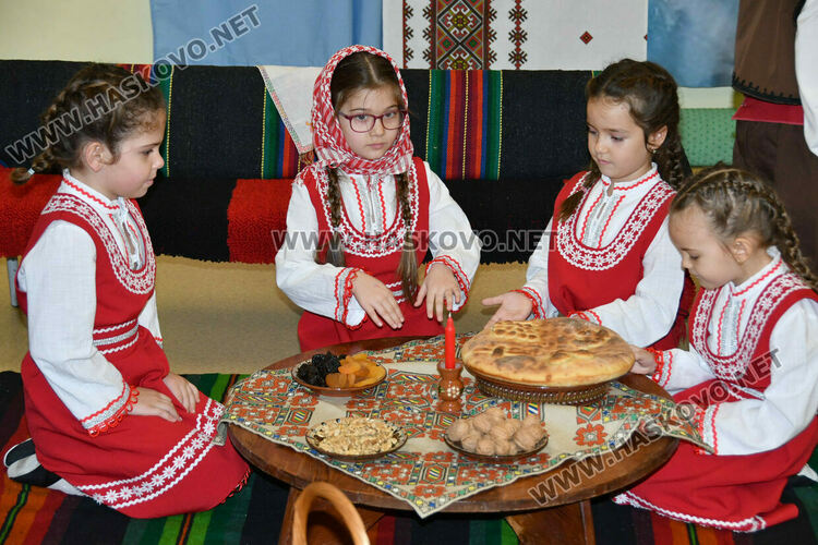 Първите коледарчета дойдоха в Хасково за фестивал „Коледарче“