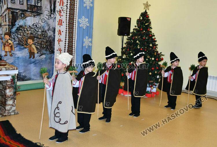 Първите коледарчета дойдоха в Хасково за фестивал „Коледарче“