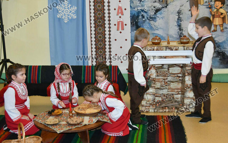 Първите коледарчета дойдоха в Хасково за фестивал „Коледарче“