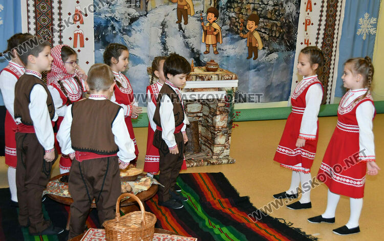 Първите коледарчета дойдоха в Хасково за фестивал „Коледарче“