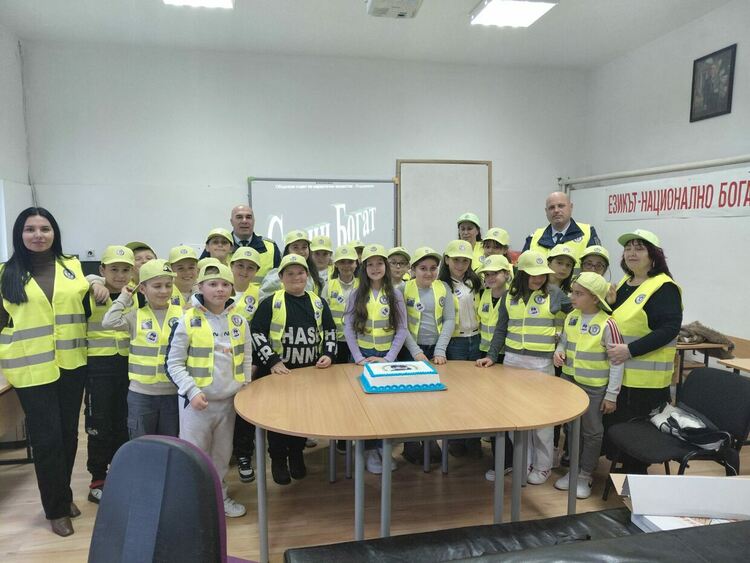 Ученици от Детското полицейско управление в Черноочене показаха знания в специален формат на „Стани богат“ 