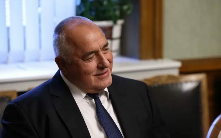 Водачът на ГЕРБ разчита на това, че обединението ще се озове в положение, при което няма да му остане друг избор, освен да потърси него като партньор.