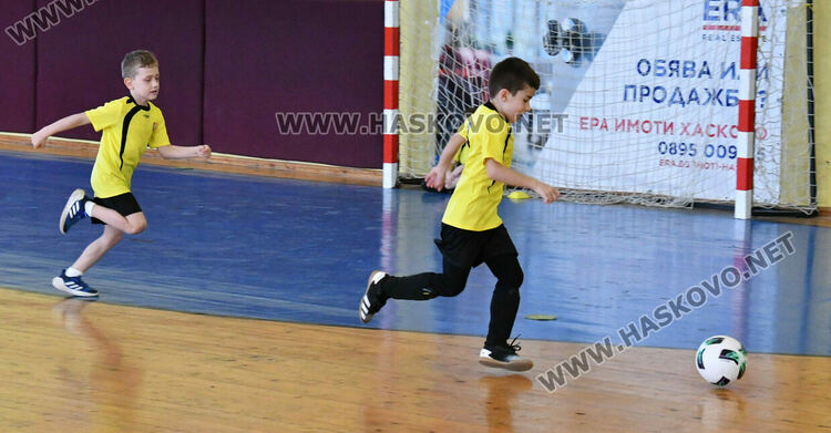 Турнир по футбол за деца „Купа Хасково 2025“ започна в спортна зала „Спартак“