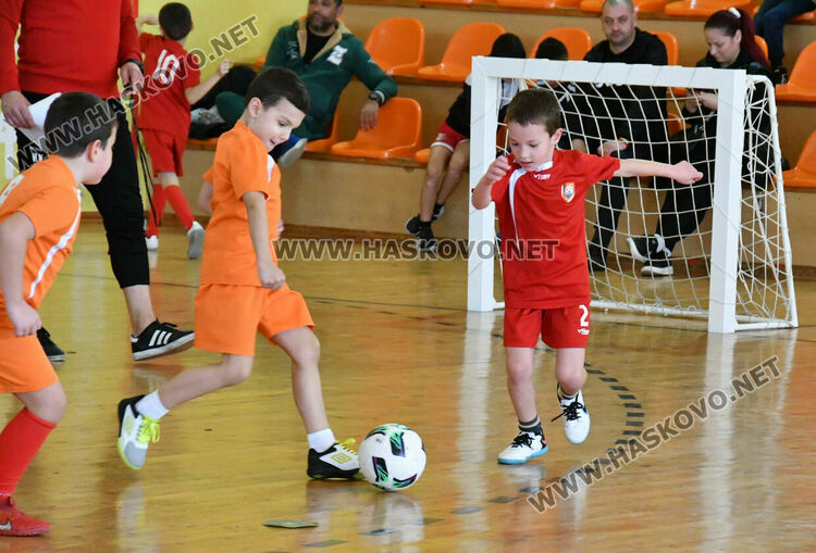 Турнир по футбол за деца „Купа Хасково 2025“ започна в спортна зала „Спартак“