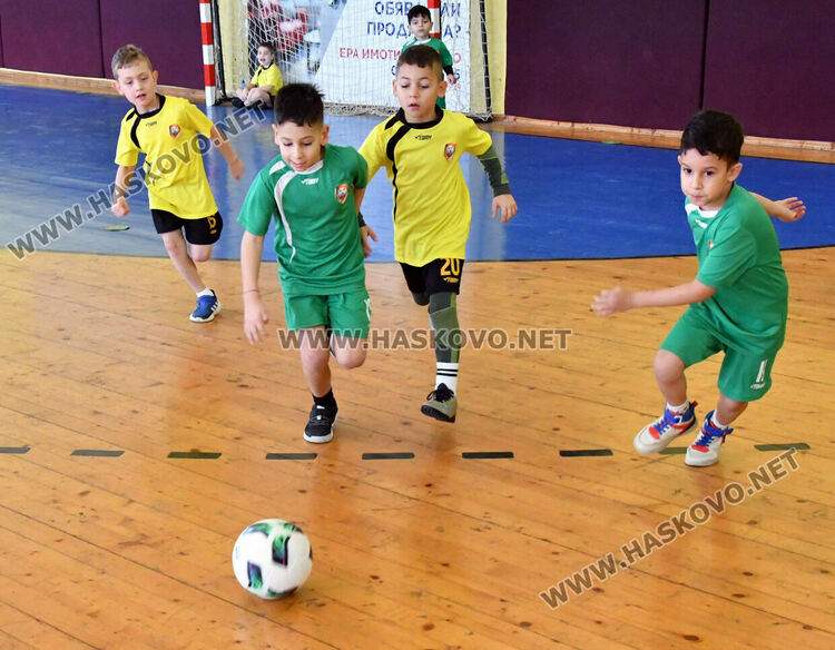 Турнир по футбол за деца „Купа Хасково 2025“ започна в спортна зала „Спартак“
