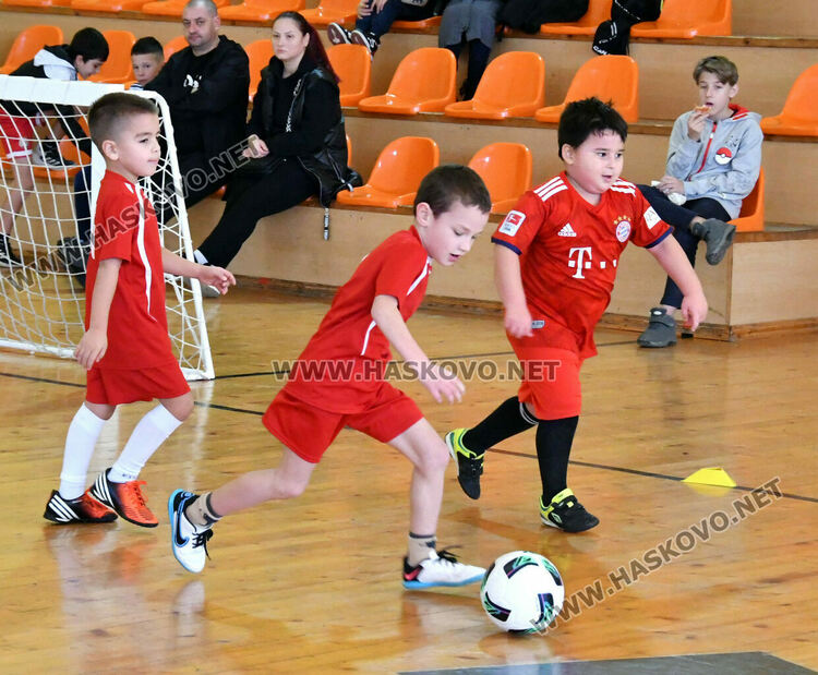 Турнир по футбол за деца „Купа Хасково 2025“ започна в спортна зала „Спартак“