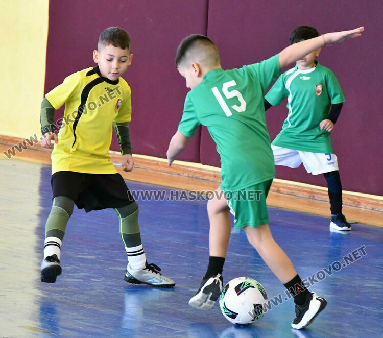 Турнир по футбол за деца „Купа Хасково 2025“ започна в спортна зала „Спартак“