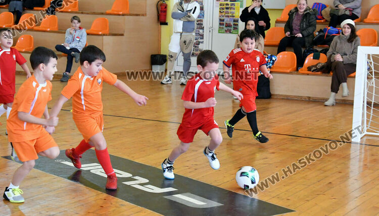 Турнир по футбол за деца „Купа Хасково 2025“ започна в спортна зала „Спартак“