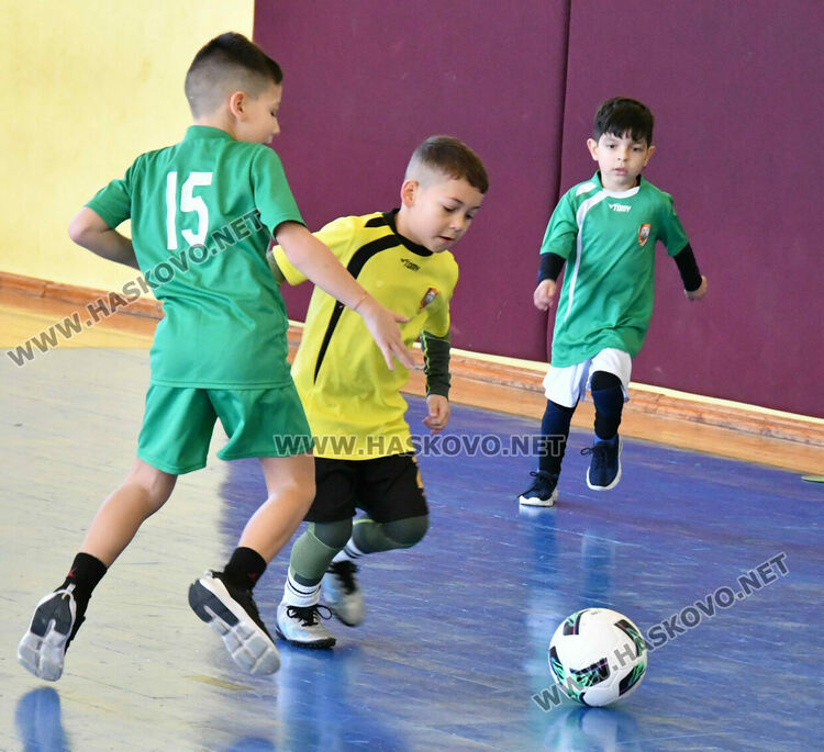 Турнир по футбол за деца „Купа Хасково 2025“ започна в спортна зала „Спартак“