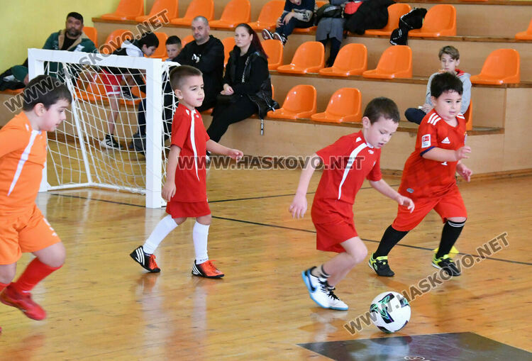 Турнир по футбол за деца „Купа Хасково 2025“ започна в спортна зала „Спартак“