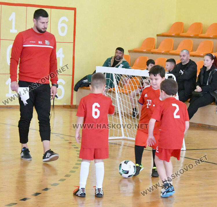 Турнир по футбол за деца „Купа Хасково 2025“ започна в спортна зала „Спартак“