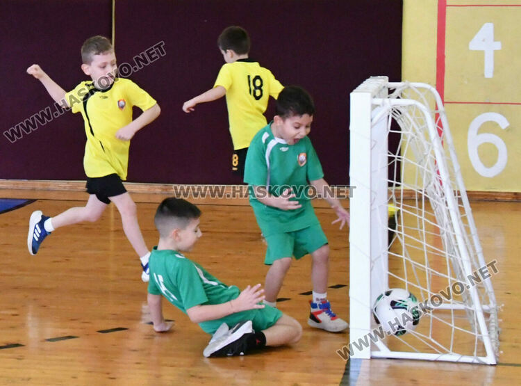 Турнир по футбол за деца „Купа Хасково 2025“ започна в спортна зала „Спартак“