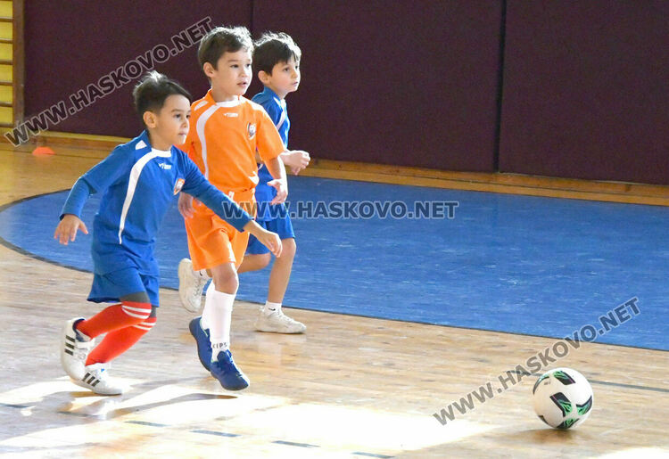 Турнир по футбол за деца „Купа Хасково 2025“ започна в спортна зала „Спартак“