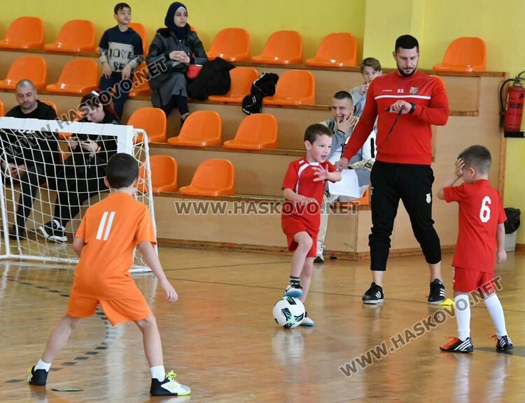 Турнир по футбол за деца „Купа Хасково 2025“ започна в спортна зала „Спартак“