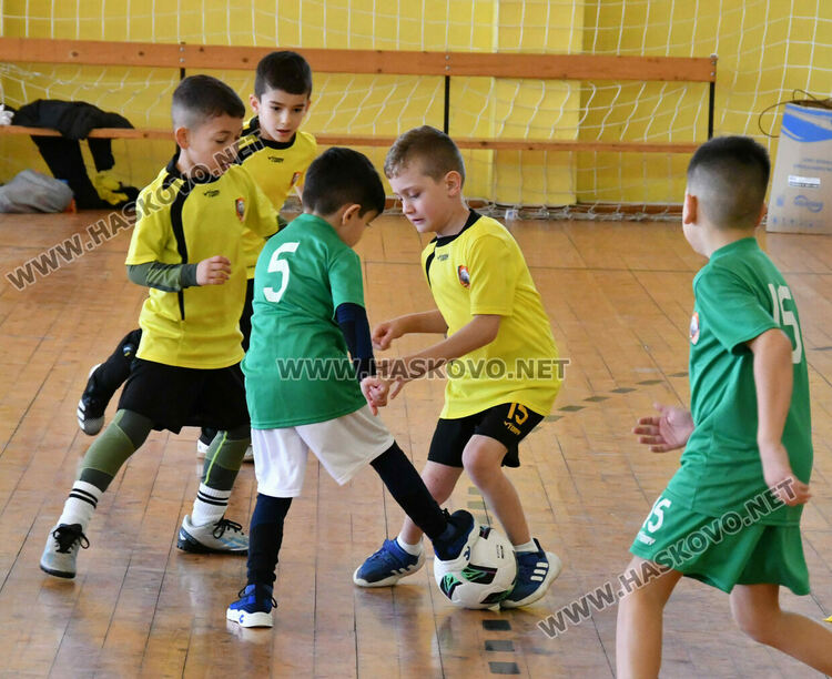 Турнир по футбол за деца „Купа Хасково 2025“ започна в спортна зала „Спартак“