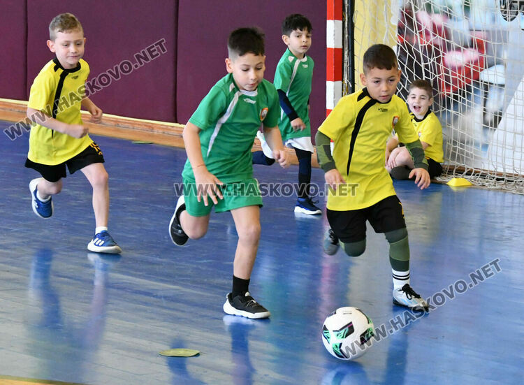 Турнир по футбол за деца „Купа Хасково 2025“ започна в спортна зала „Спартак“