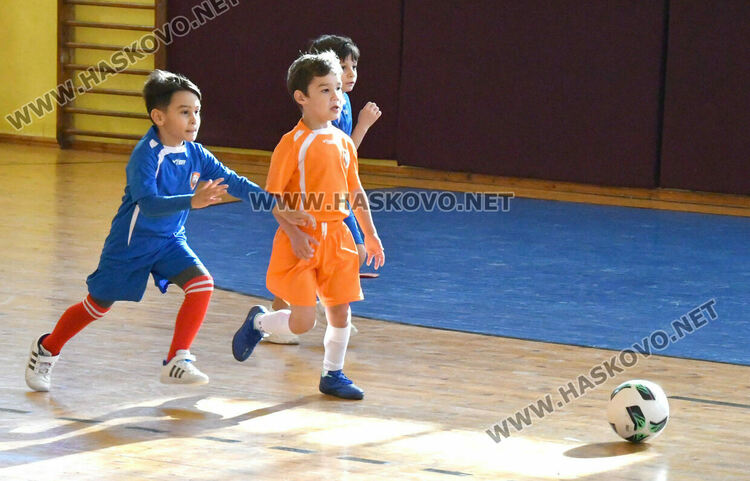 Турнир по футбол за деца „Купа Хасково 2025“ започна в спортна зала „Спартак“
