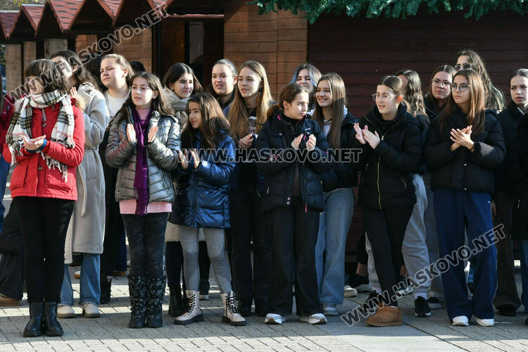 С 250 хористи на сцена и песни край елхата Хасково изпрати X Национален фестивал на коледната песен