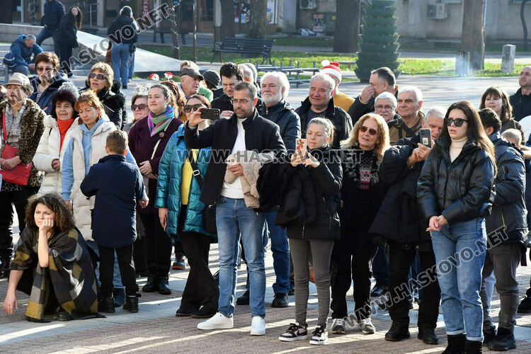 С 250 хористи на сцена и песни край елхата Хасково изпрати X Национален фестивал на коледната песен