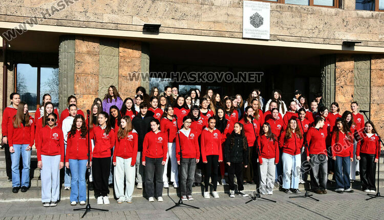 С 250 хористи на сцена и песни край елхата Хасково изпрати X Национален фестивал на коледната песен