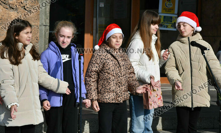 С 250 хористи на сцена и песни край елхата Хасково изпрати X Национален фестивал на коледната песен