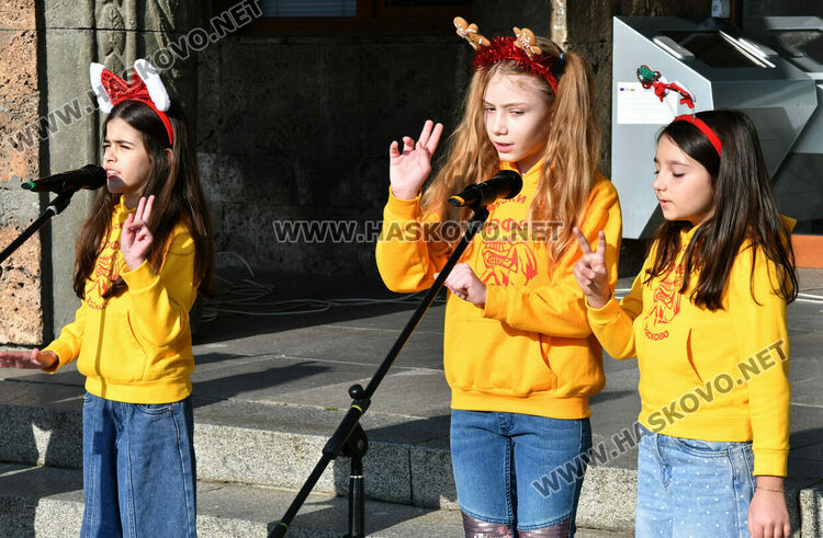 С 250 хористи на сцена и песни край елхата Хасково изпрати X Национален фестивал на коледната песен