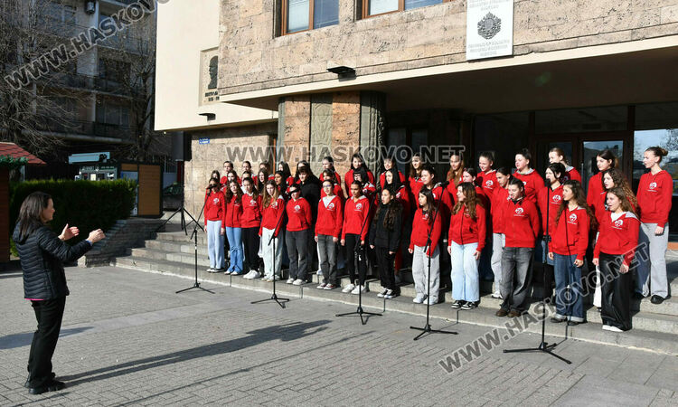 С 250 хористи на сцена и песни край елхата Хасково изпрати X Национален фестивал на коледната песен