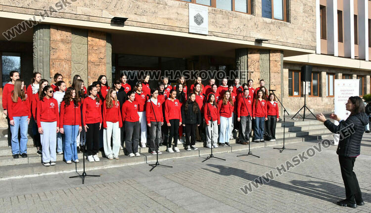 С 250 хористи на сцена и песни край елхата Хасково изпрати X Национален фестивал на коледната песен