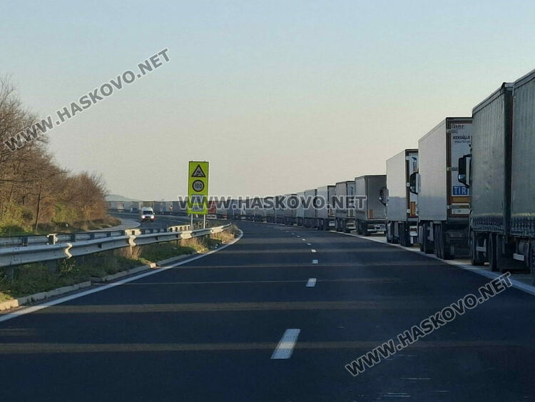Близо 30 км е опашката от камиони преди граничния пункт &bdquo;Капитан Андреево&ldquo; 