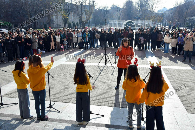 С 250 хористи на сцена и песни край елхата Хасково изпрати X Национален фестивал на коледната песен